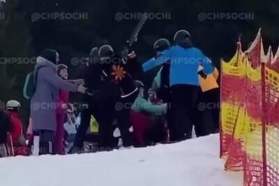 Лыжники и сноубордисты устроили драку в Красной Поляне (видео)