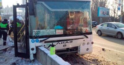 Число пострадавших в ДТП с автобусом в Воронеже выросло до 15 человек