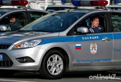 В Петербурге двое мужчин разбили битами зеркало автобуса