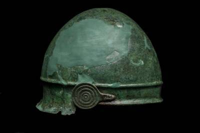 Археологи обнаружили загадочную надпись внутри шлема, которому более 2000 лет (Фото) - lenta.ua - Украина - Италия - Рим