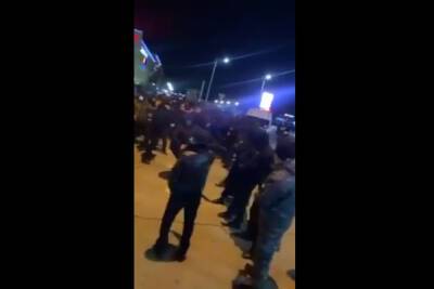 По всему Казахстану начались столкновения и задержания протестующих