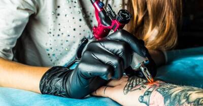 В Евросоюзе запретили татуировки из токсичных пигментов