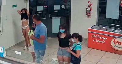 Забывшая маску женщина сняла с себя платье, чтобы купить мороженое