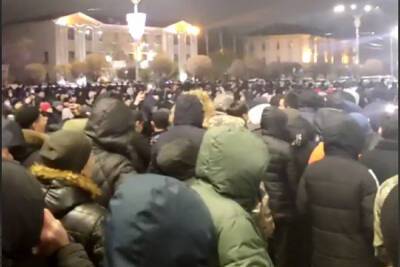 Сопротивление жителей Казахстана силовикам попало на видео