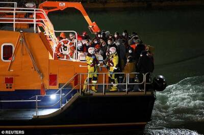 Рекордные 27 000 нелегальных мигрантов в 2021 году прибыли через Английский канал