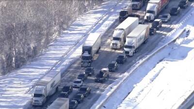 Тысячи автомобилистов застряли на автомагистрали в Вирджинии из-за снегопада