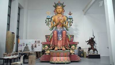 Даши Намдаков создает убранство нового буддийского храма в Туве
