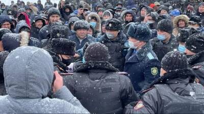 В Казахстане вспыхнули массовые протесты из-за повышения цен на газ. Сотни активистов задержаны