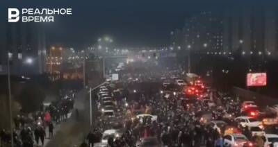 В Алма-Ате проходят протесты против повышения цен на газ, идут столкновения митингующих с силовиками