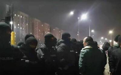 В Казахстане начались столкновения между силовиками и протестующими