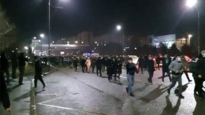 Полицейская машина взорвалась на митинге в центре Алма-Аты