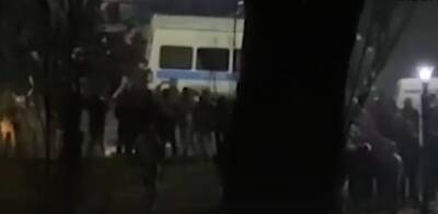В Алма-Ате участники протестов подожгли полицейский автомобиль — видео