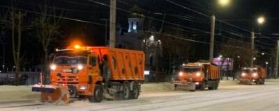 В Смоленске продолжают убирать улицы от снега