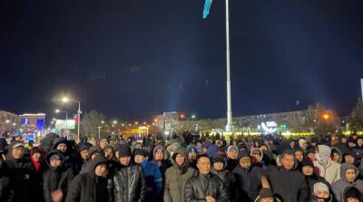 В казахстанском Алматы протестующие сражаются со спецназом, в городе ввели режим ЧП