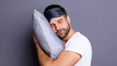 Какую опасность для здоровья несут плохие подушки и как их правильно выбирать