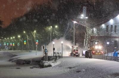 Из Южно-Сахалинска усиленно вывозят снег