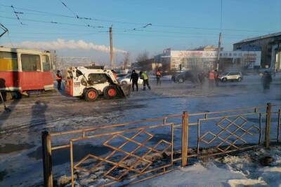 Авария водопровода в Улан-Удэ на улице Сахъяновой устраняется