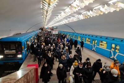 В Новосибирске станцию метро «Золотая Нива» подтапливает вода из щелей в стене