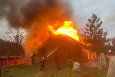 В Сочи сгорел деревянный гостевой дом