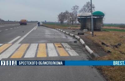 Легковушка вылетела с трассы и протаранила остановку в Жабинковском районе