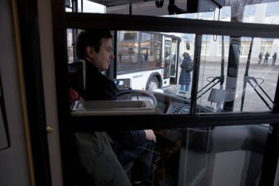 В Петербурге задержан один из нападавших на автобус с битами