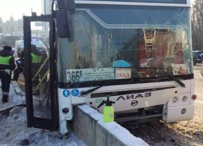 В аварии с автобусом в Воронеже пострадали 11 человек, дети в больнице