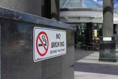 Депутат Госдумы Хамзаев предложил запретить продавать табак рожденным после 2004 года
