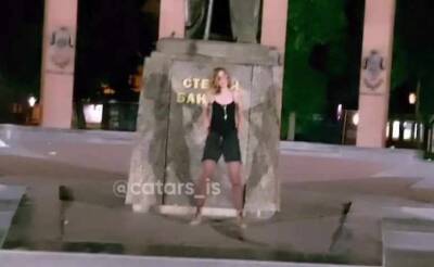 На Украине девушка справила нужду под памятником Бандере