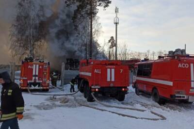 В Екатеринбурге на промплощадке загорелся цех