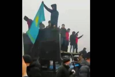 В Алматы начались столкновения протестующих с полицией