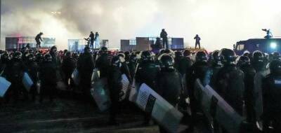 В центре Алма-Аты не спокойно: начались столкновения митингующих и полиции