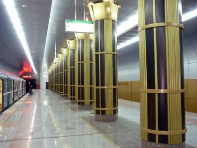В Новосибирске станцию метро «Золотая Нива» топит водой из щелей в стене