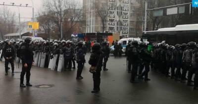 137 полицейских пострадали во время протестов в Алма-Ате