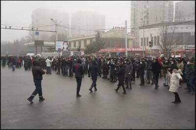 В центре Алма-Аты вновь начались столкновения протестующих с полицией