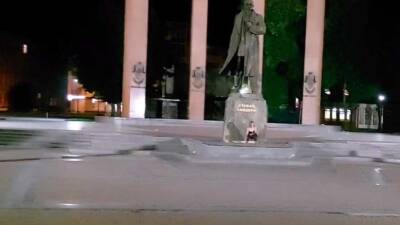Во Львове девушка справила нужду прямо под памятником Бандеры
