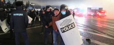Столкновения митингующих с полицией возобновились в центре Алма-Аты