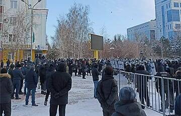 В казахстанском Костанае протестующие прорвали оцепление полиции