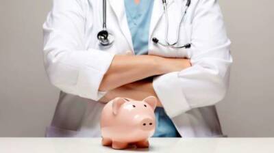 В Украине планируют поднять зарплаты медикам: предусмотрены надбавки в размере до 500% оклада