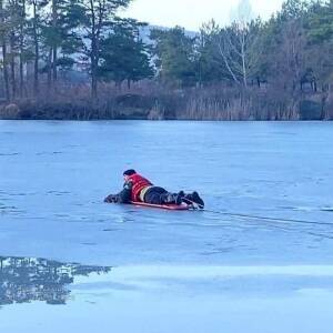 В Энергодаре четверо рыбаков едва не утонули, провалившись под лед. Фото