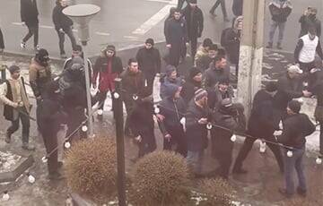 Протестующие в Алматы прямо на улице отобрали автомат у силовика