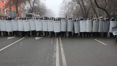 В Алма-Ате протестующие начали штурм здания мэрии