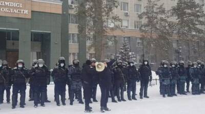 Протесты в Казахстане: в Актобе полиция перешла на сторону протестующих