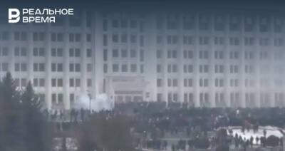 Протестующие взяли штурмом здание администрации Алматы