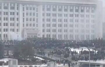 Протестующие взяли штурмом городскую администрацию Алматы
