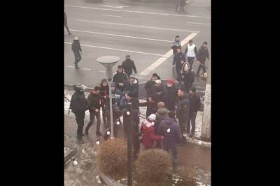 Протестующие в Алматы ворвались в здание администрации