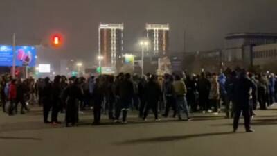Протестующие в Алма-Аты взяли штурмом здание администрации - nakanune.ru - Казахстан - Алма-Ата - Актобе - Протесты