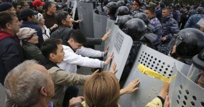 В Казахстане протестующие атакуют полицию и штурмуют админздания. Что происходит в стране (фото, видео)