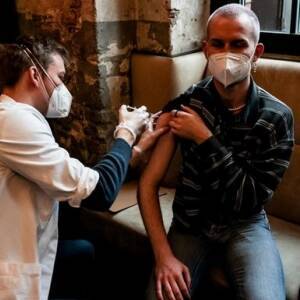 В Украине от коронавируса вакцинировали 14,7 человек