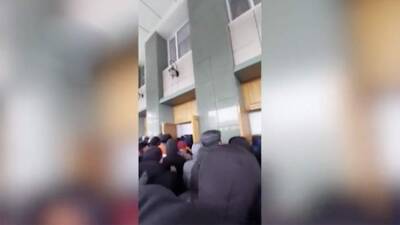 Протестующие ворвались в здание мэрии Алма-Аты