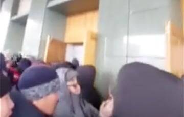 Сдерживавшие штурм демонстрантов в Алматы полицейские пытаются убежать